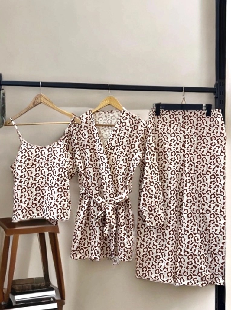 женская пижама тройка с брюками и принтом,женская пижама,пижама,пижама со штанами и рубашкой с сердечками,пижама с двумя частями для женской домашней одежды