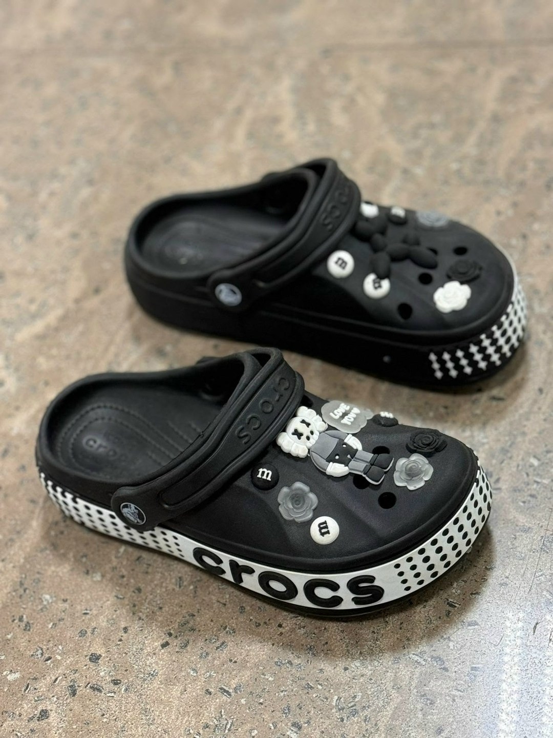 кроксы коллаборация 2025,,джибитсы tie crocs,украшение для обуви,женские кроксы