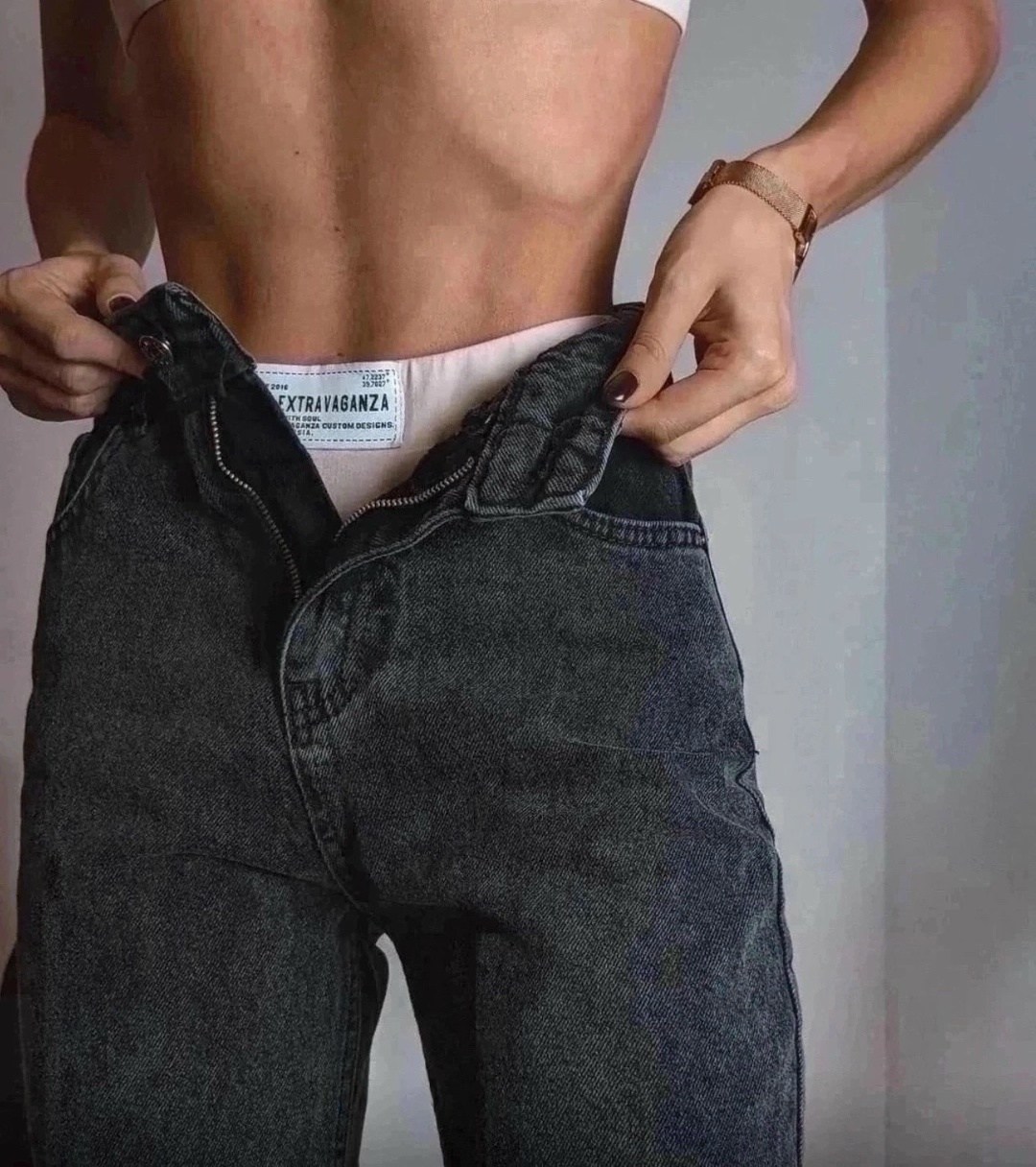 женские повседневные джинсы,женские джинсы,белые джинсы и черный топ,джинсы с разрезом,джинсы мом