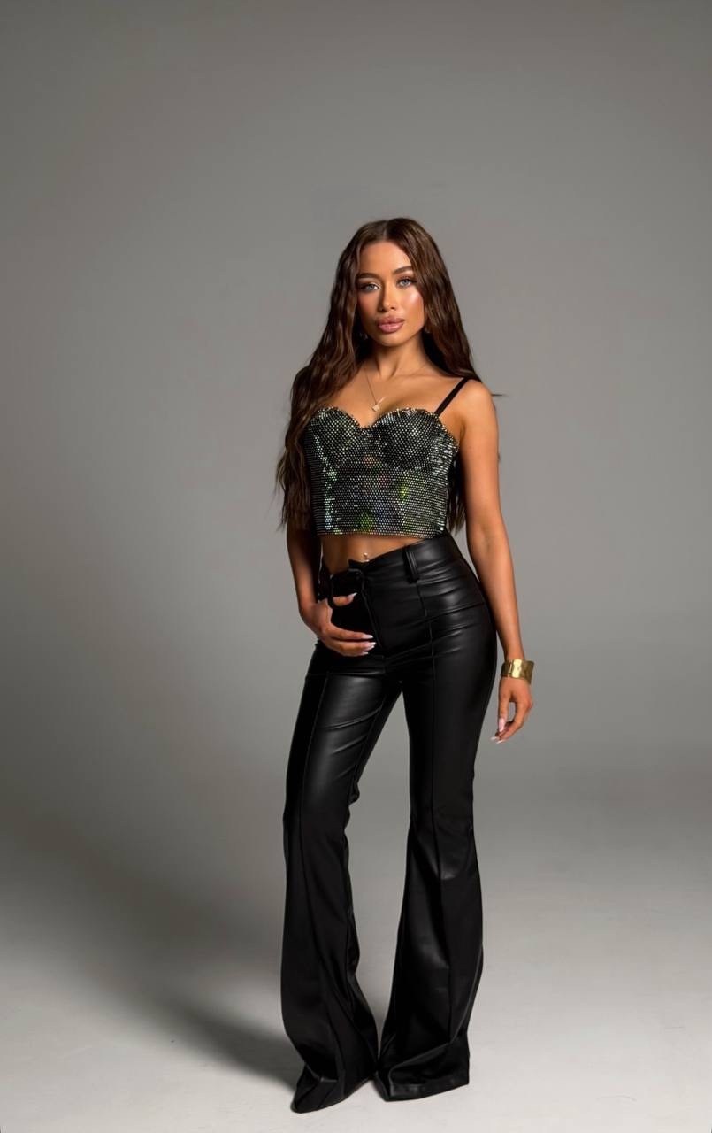 девушка,кожаные брюки широкие,кожаные брюки,janet guzman leather pants fashion nova,janet guzman