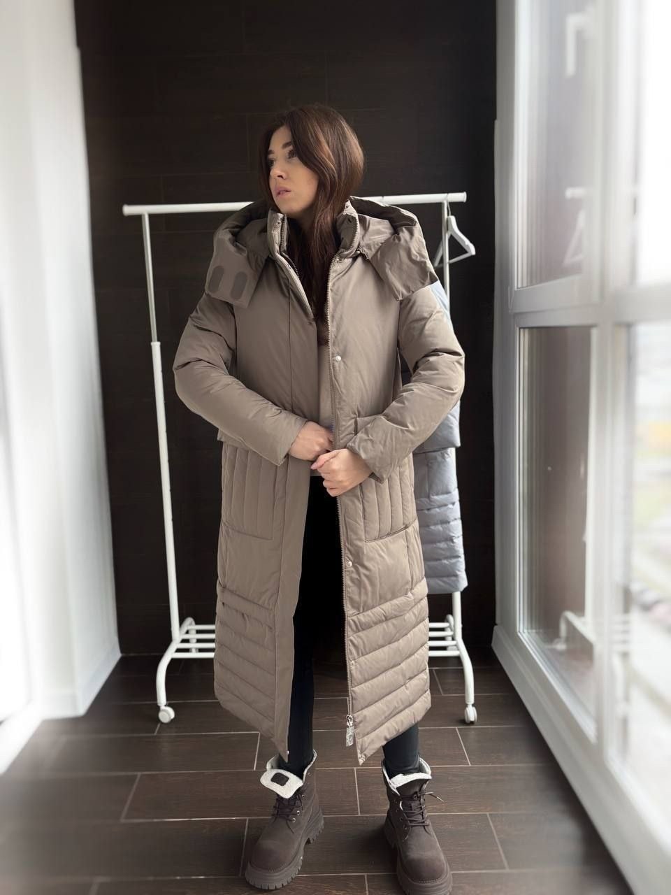 пальто beautiful free 4099 серо-бежевое,серый длинный пуховик,женский пуховик,пуховик пальто,пуховик