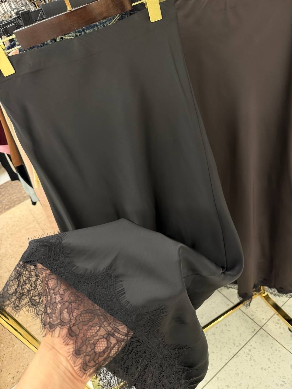 юбка атласная кружево,юбка миди с кружевной отделкой коричневый,юбка с кружевами,кружевная юбка,атласная юбка