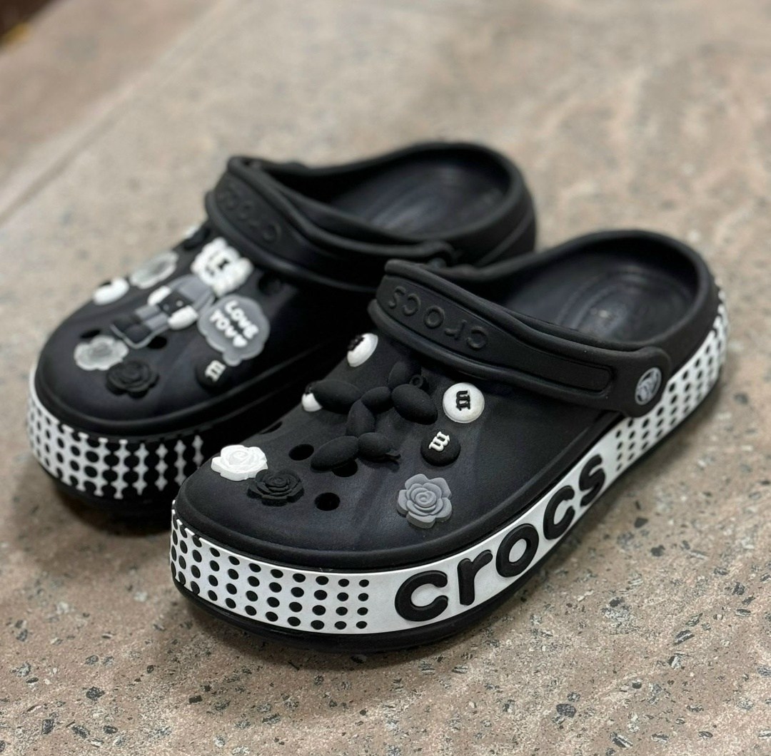 кроксы коллаборация 2025,,джибитсы tie crocs,кроксы с джибитсами,украшение для обуви