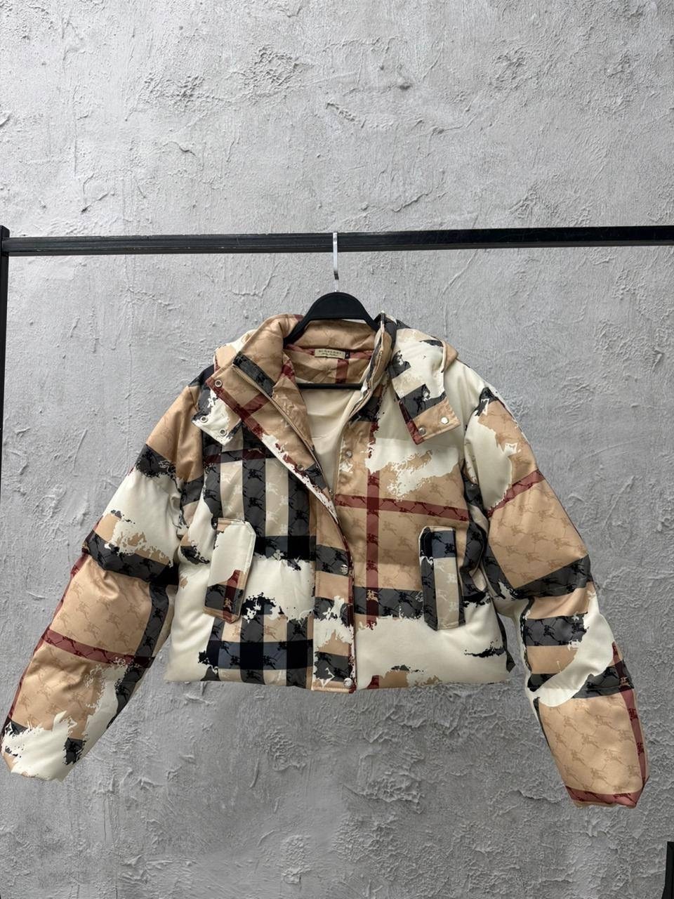 пуховик burberry,пуховик burberry женский,куртка-burberry-alsham-бежевая,лимитированный пуховик burberry белый,утеплённая бежевая куртка burberry с капюшоном