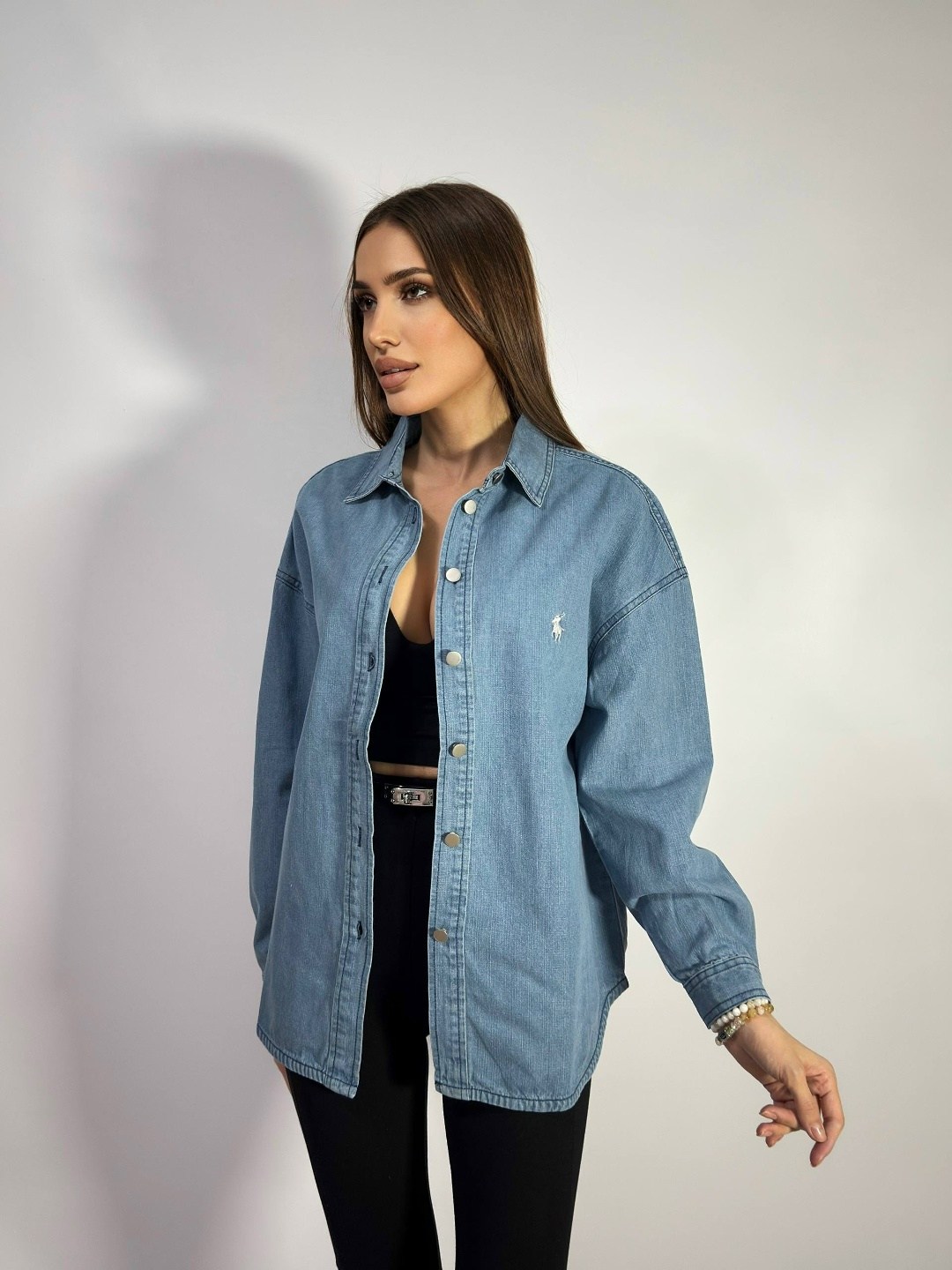 рубашка джинсовая женская,рубашка джинсовая оверсайз,куртка джинсовая оверсайз джинсовка весенняя h&t fashion shop,джинсовая куртка,рубашка джинсовая