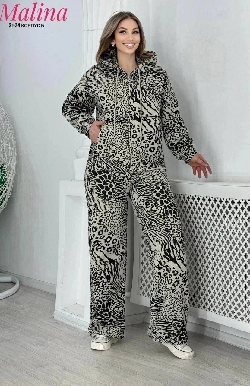 костюм - двойка леопардовый арт. 11068408,костюм двойка леопардовый,женский костюм двойка двухнитка,костюм женский на флисе,костюм брючный леопардовый принт karim benjama