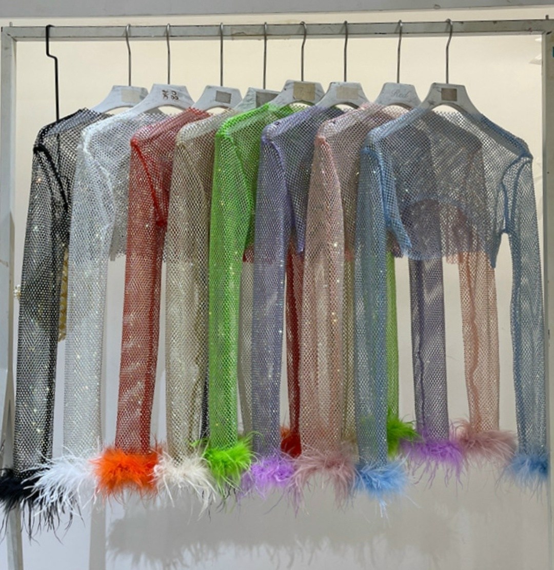 топы модные,топ с круглым вырезом и перьями, длинные рукава, сетка со стразами,кроп топ,накидка на купальник из страз,кроп топ сетка со стразами с длинным рукавом