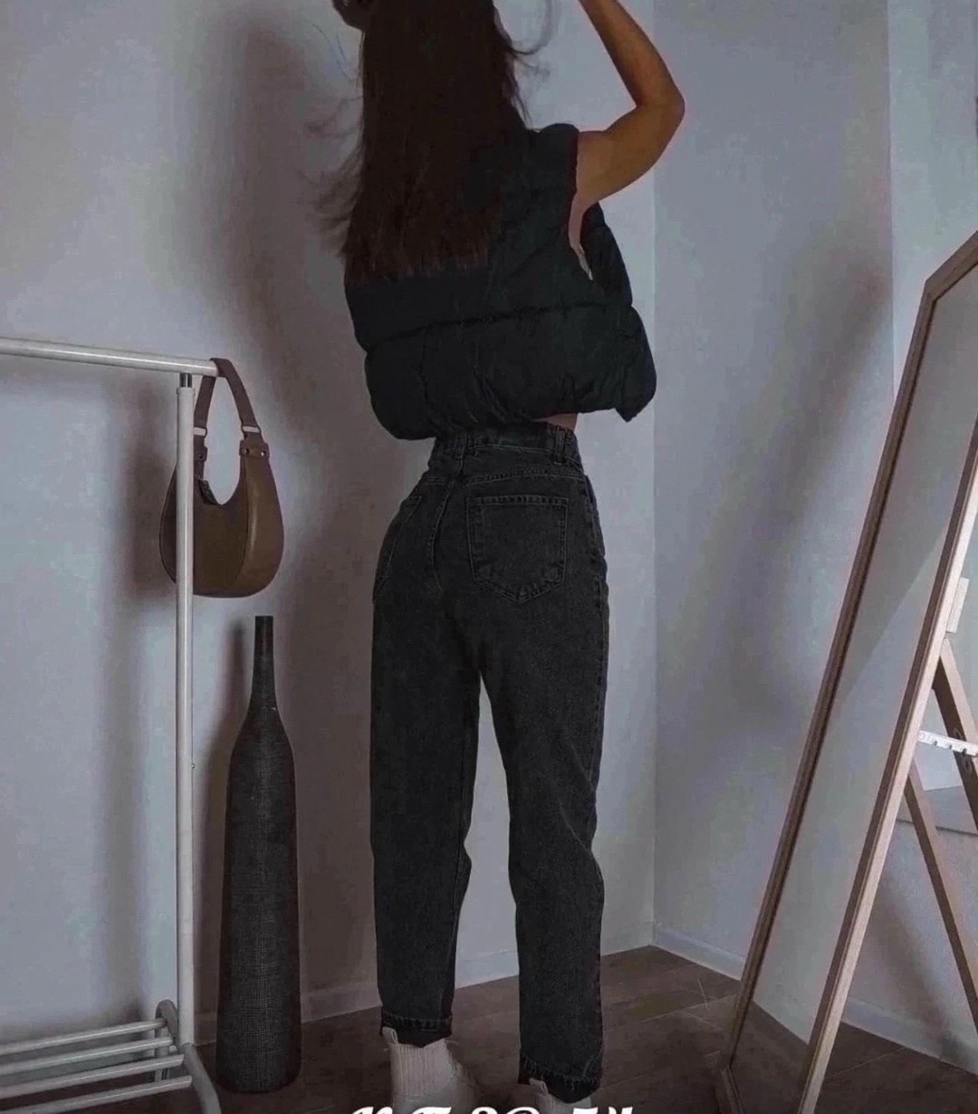 женские повседневные джинсы,женские джинсы,белые джинсы и черный топ,джинсы с разрезом,джинсы мом