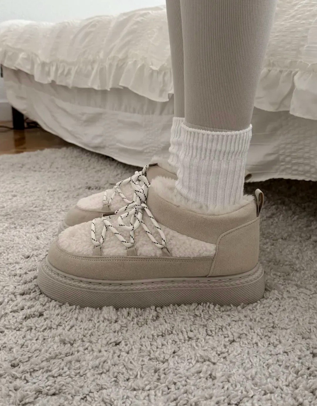 ,ботинки угги зимние натуральные на меху и платформе,зимние ботинки для женщин теплые хлопковые ботинки с мехом и толстой подошвой,угги женские,короткие угги луноходы женские на платформе со шнур