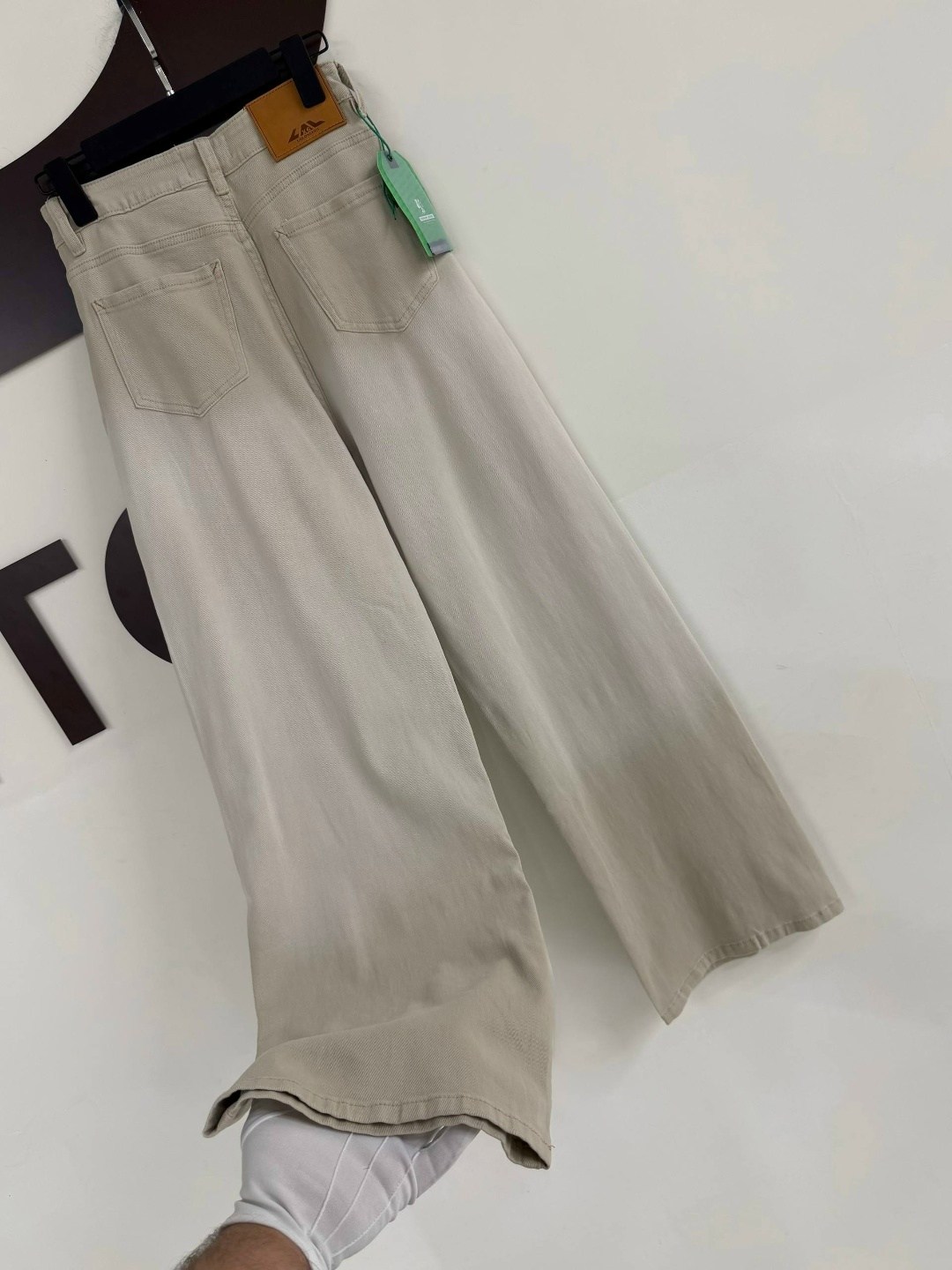 бежевые джинсы женские широкие,джинсы женские широкие,джинсы бежевые,широкие джинсы,женские джинсы