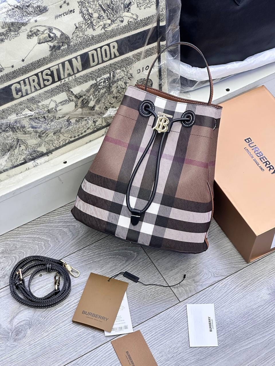 сумка burberry,сумка женская burberry,burberry сумка ведро,сумка ведро берберри,коричневая маленькая сумка-мешок "tb" burberry