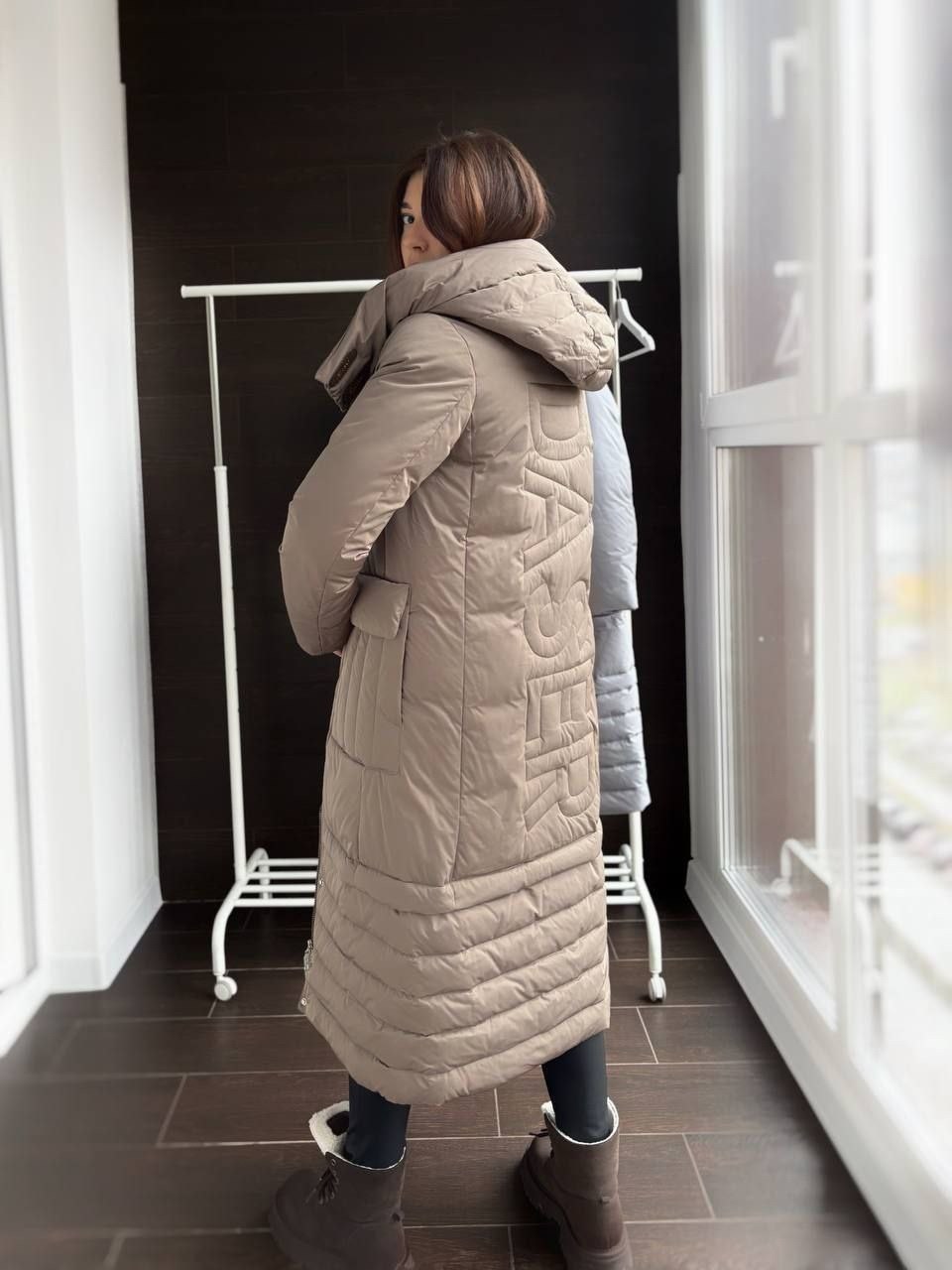 пальто beautiful free 4099 серо-бежевое,серый длинный пуховик,женский пуховик,пуховик пальто,пуховик