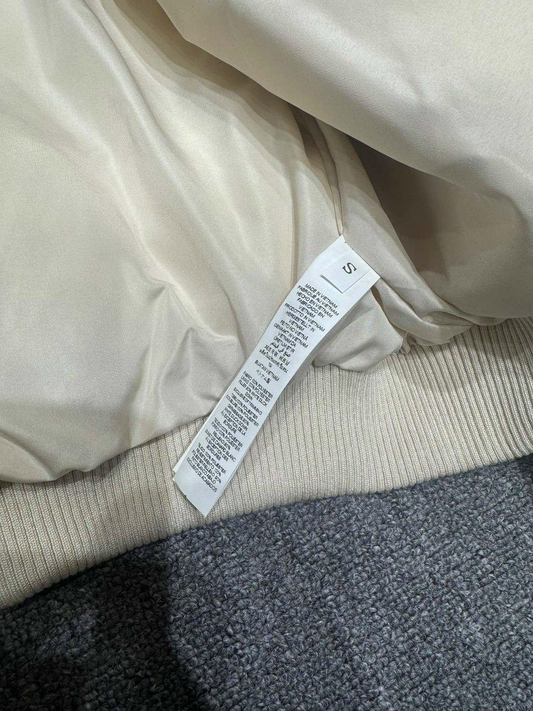 бежевая женская куртка miu miu,женский пуховик miu miu светло-бежевый,пуховик miu miu,женская зимняя куртка miu miu,женская куртка