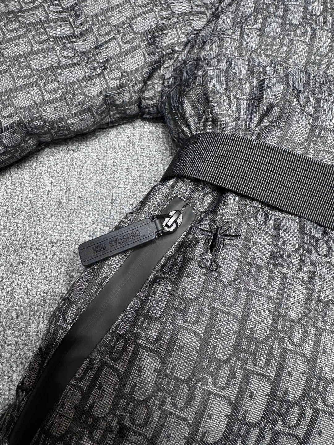 женский пуховик с поясом christian dior серый,пуховик dior,куртка,пуховик dior стиль осенне-зимний теплый,куртка диор