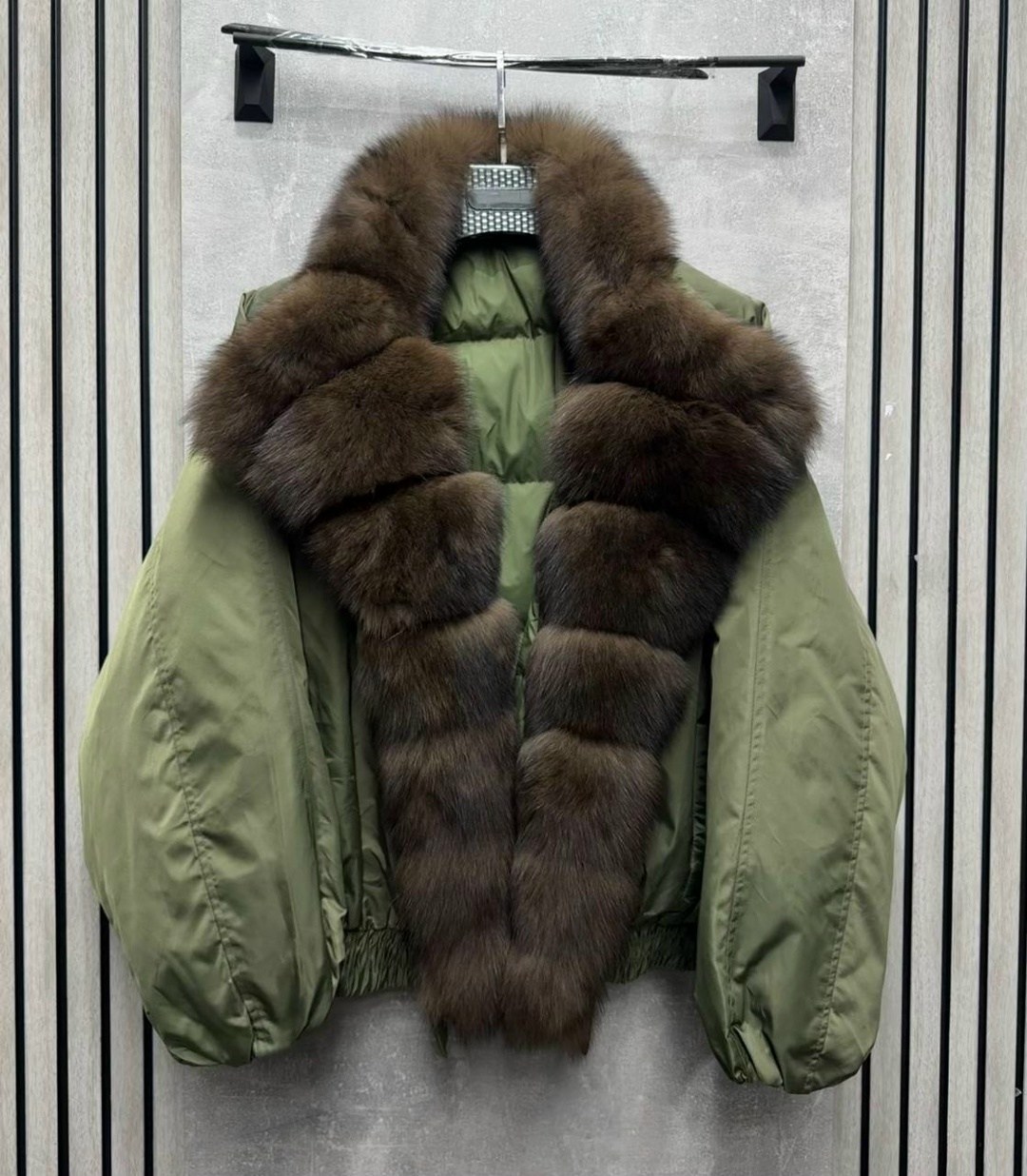 женская куртка-пуховик с натуральным лисьим мехом,куртка с мехом,пуховик с натуральным мехом,меховая куртка,пуховик женский с натуральным мехом