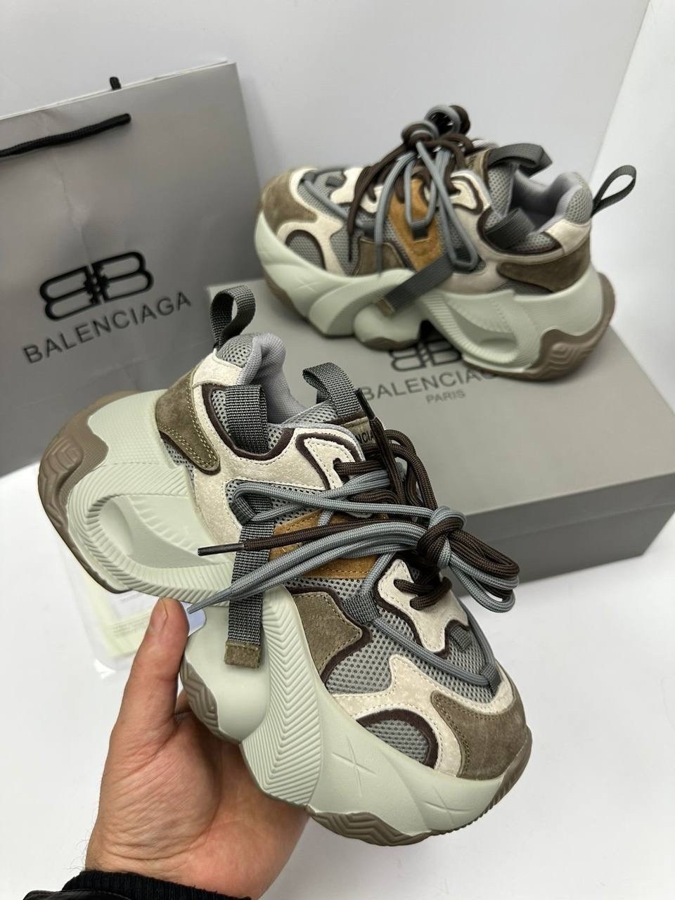 кроссовки balenciaga,кроссовки balenciaga triple s,кроссовки баленсиага,женские кроссовки,массивные кроссовки