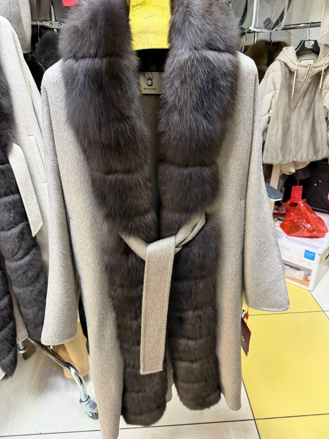 пальто из песца,пальто с мехом песца,пальто с натуральным мехом,пальто с мехом,пальто с мехом финского песца