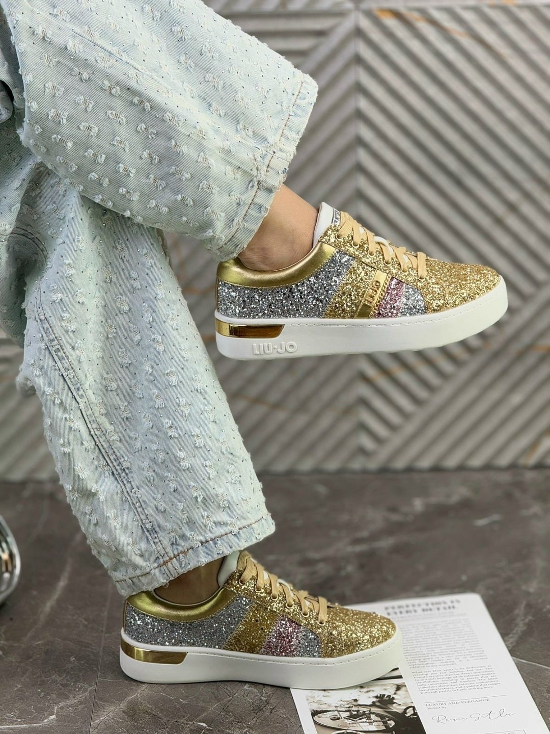,кроссовки блестящие женские,блестящие кроссовки,кроссовки с блестками на подошве,женская