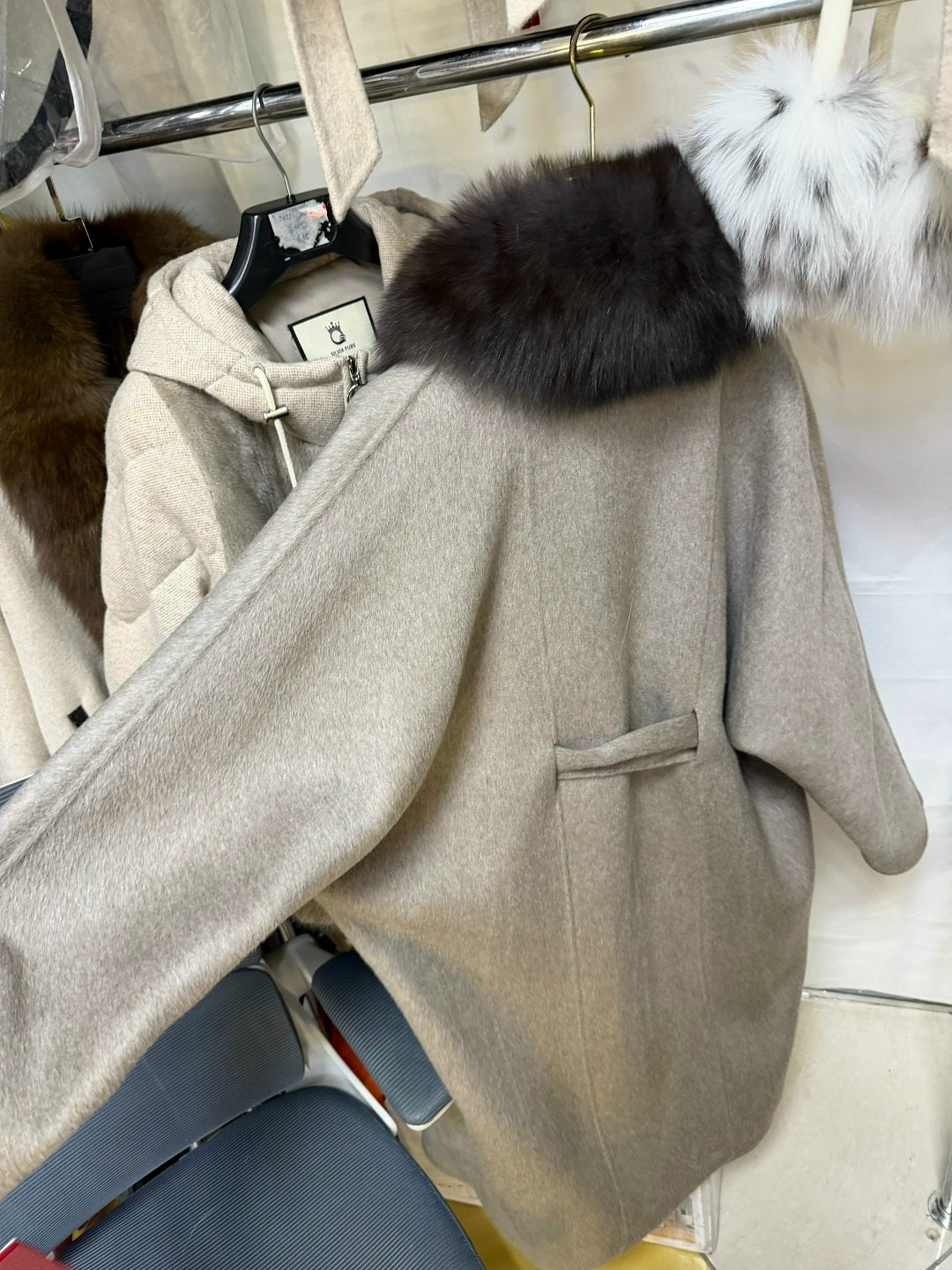 пальто из песца,пальто с мехом песца,пальто с натуральным мехом,пальто с мехом,пальто с мехом финского песца