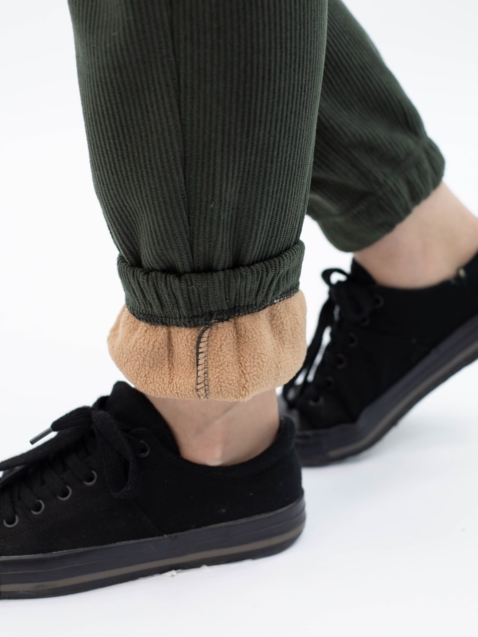 женские джоггеры утепленные,брюки вельветовые джоггеры moliza,брюки из микровельвета женские,штаны джоггеры теплые,брюки вельветовые джоггеры на резинке