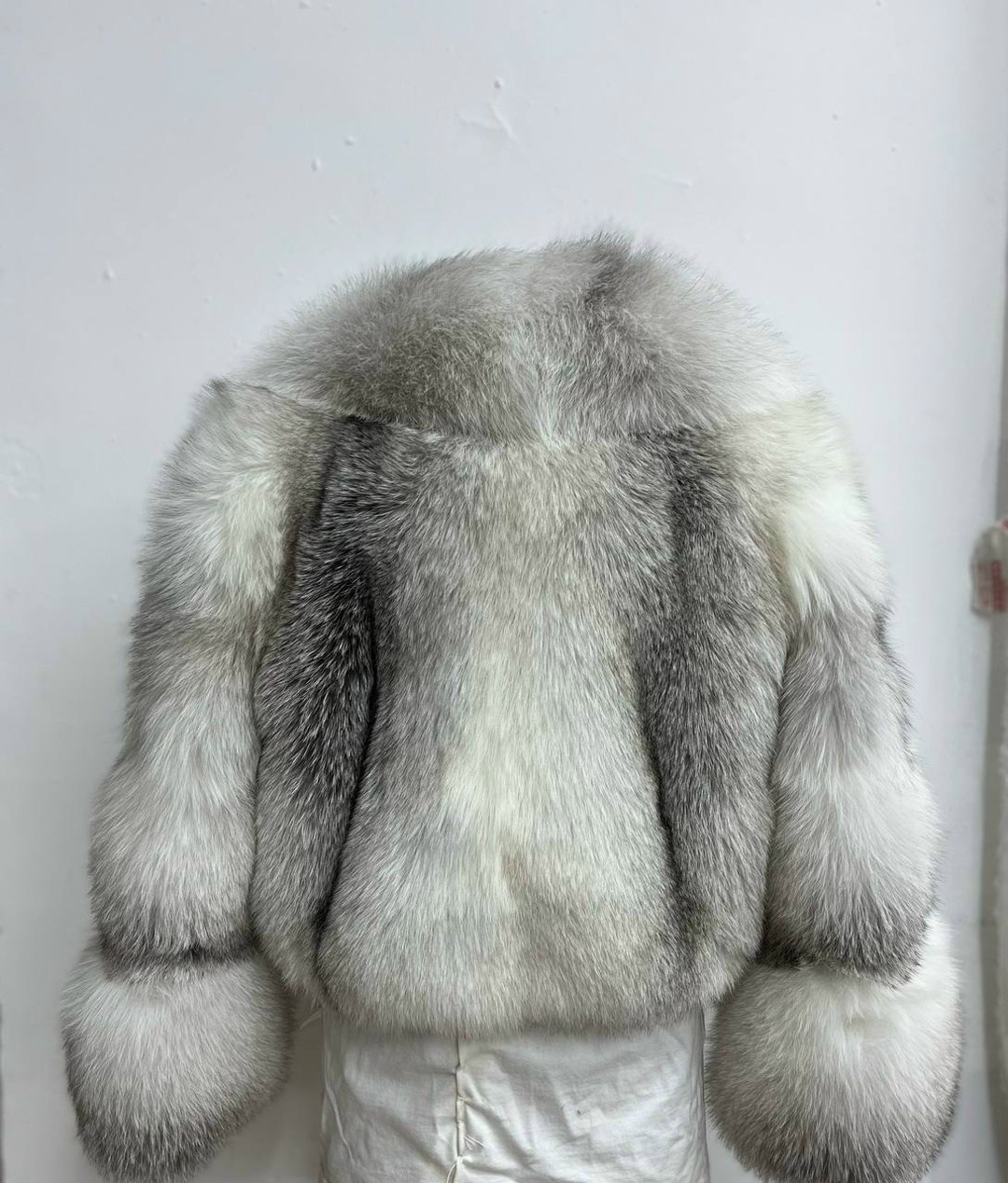 короткая шуба из белой лисы,женская шуба из натурального меха,шуба из лисы,модное женское пальто из лисьего меха,женская меховая куртка из натурального лисьего меха