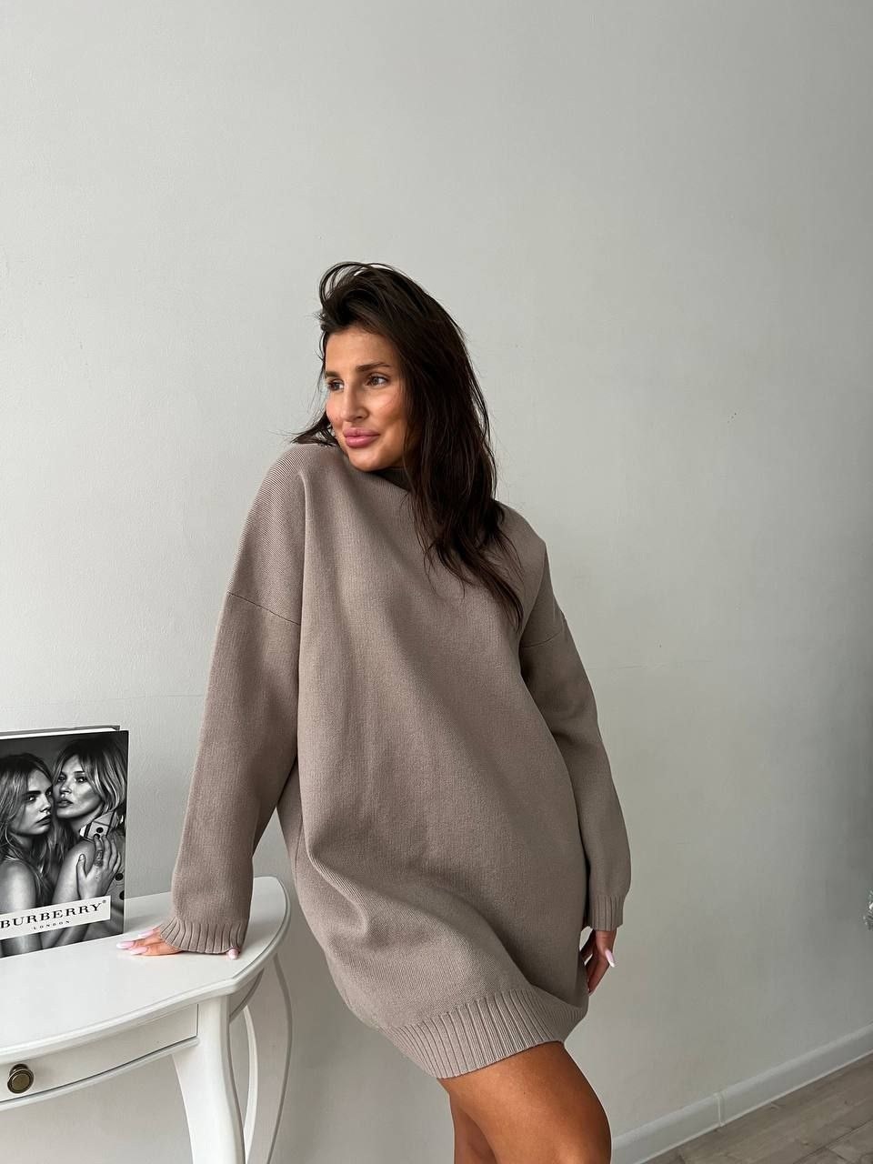 платье вязаное теплое с высоким горлом ореховое,платье-свитер оверсайз миди темно-бежевый меланж,платье свитер повседневное вязаное оверсайз регина jelika,платье теплое свитер вязаное,вязаное платье с