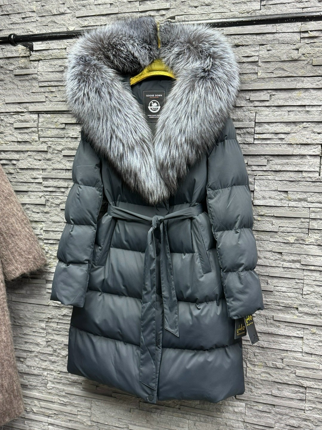 пуховик с мехом,пуховик длинный серый с натуральным мехом чернобурки,пуховик чернобурка,пуховик с натуральным мехом чернобурки лисы и песца,пуховик с натуральным мехом