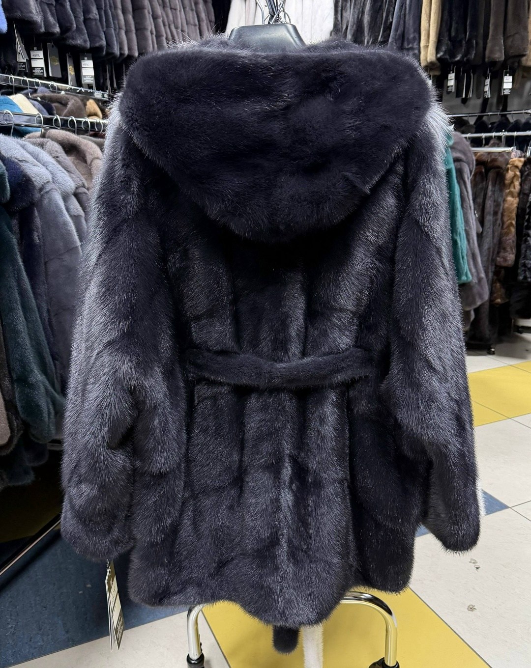 шуба норковая,шубка из меха европейской норки с капюшоном,шубка из меха европейской норки с капюшоном модель москвичка,норковая шуба с капюшоном,норковая графитовая шуба с капюшоном укороченная