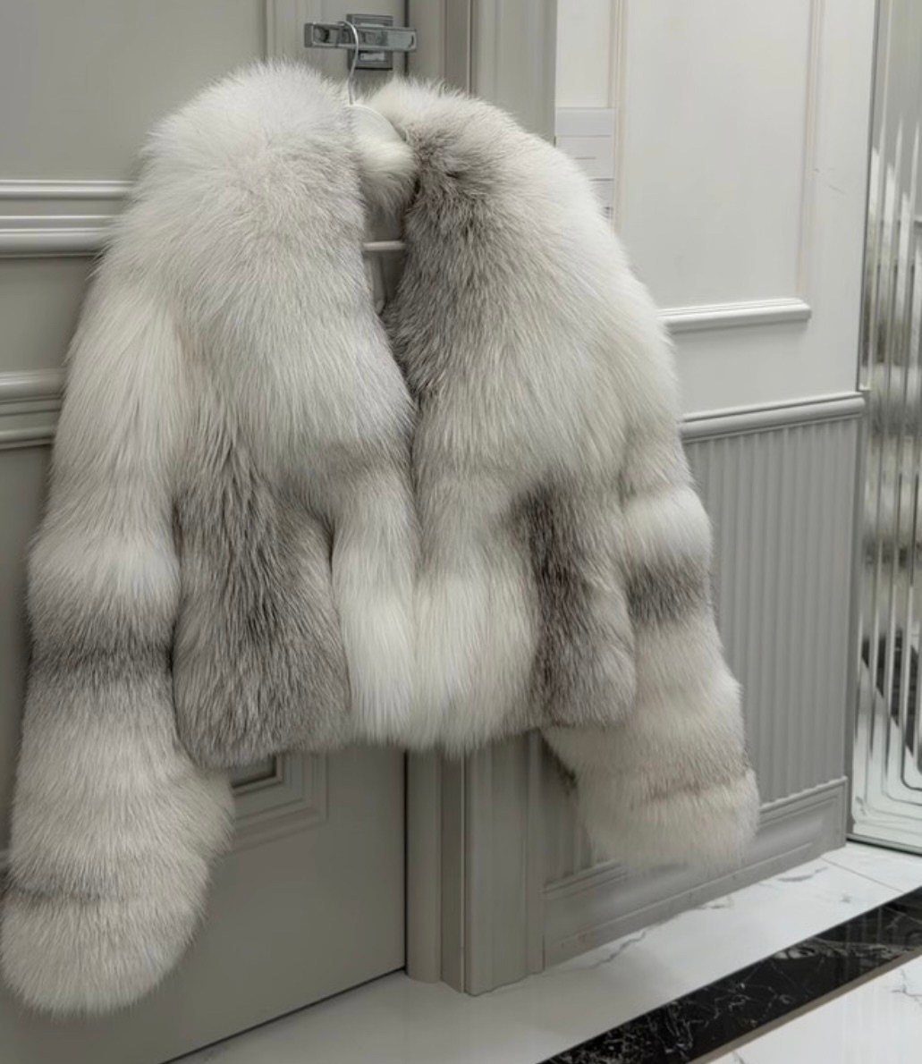 короткая шуба из белой лисы,женская шуба из натурального меха,шуба из лисы,модное женское пальто из лисьего меха,женская меховая куртка из натурального лисьего меха