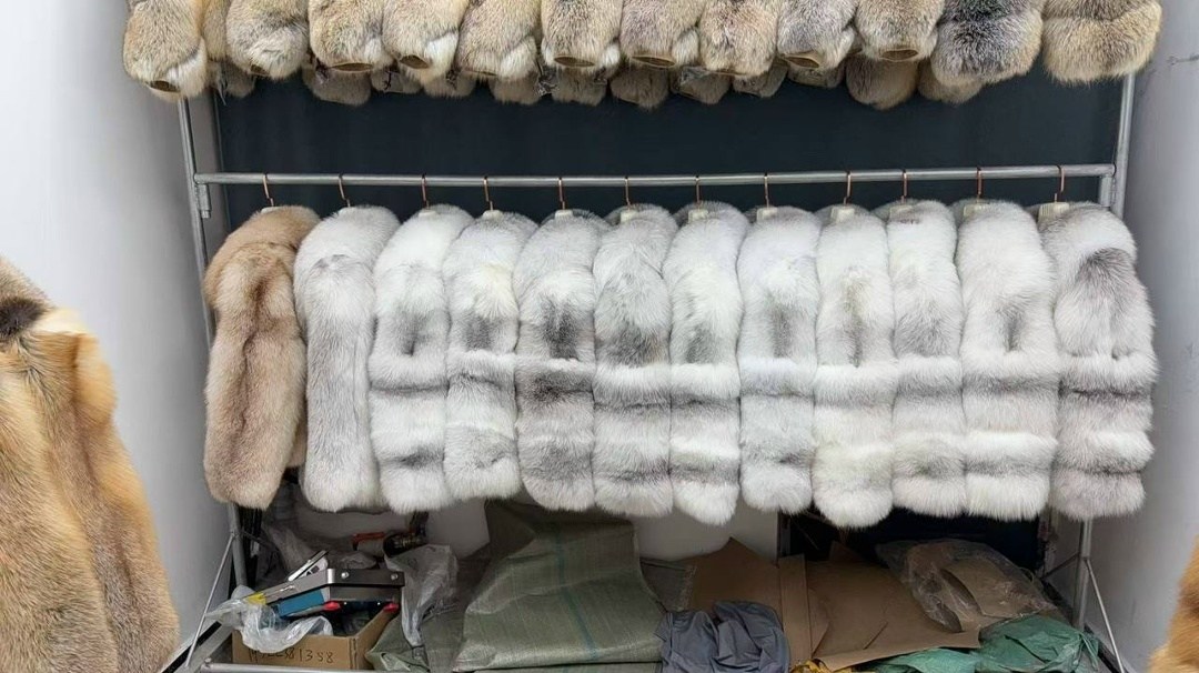 короткая шуба из белой лисы,женская шуба из натурального меха,шуба из лисы,модное женское пальто из лисьего меха,женская меховая куртка из натурального лисьего меха