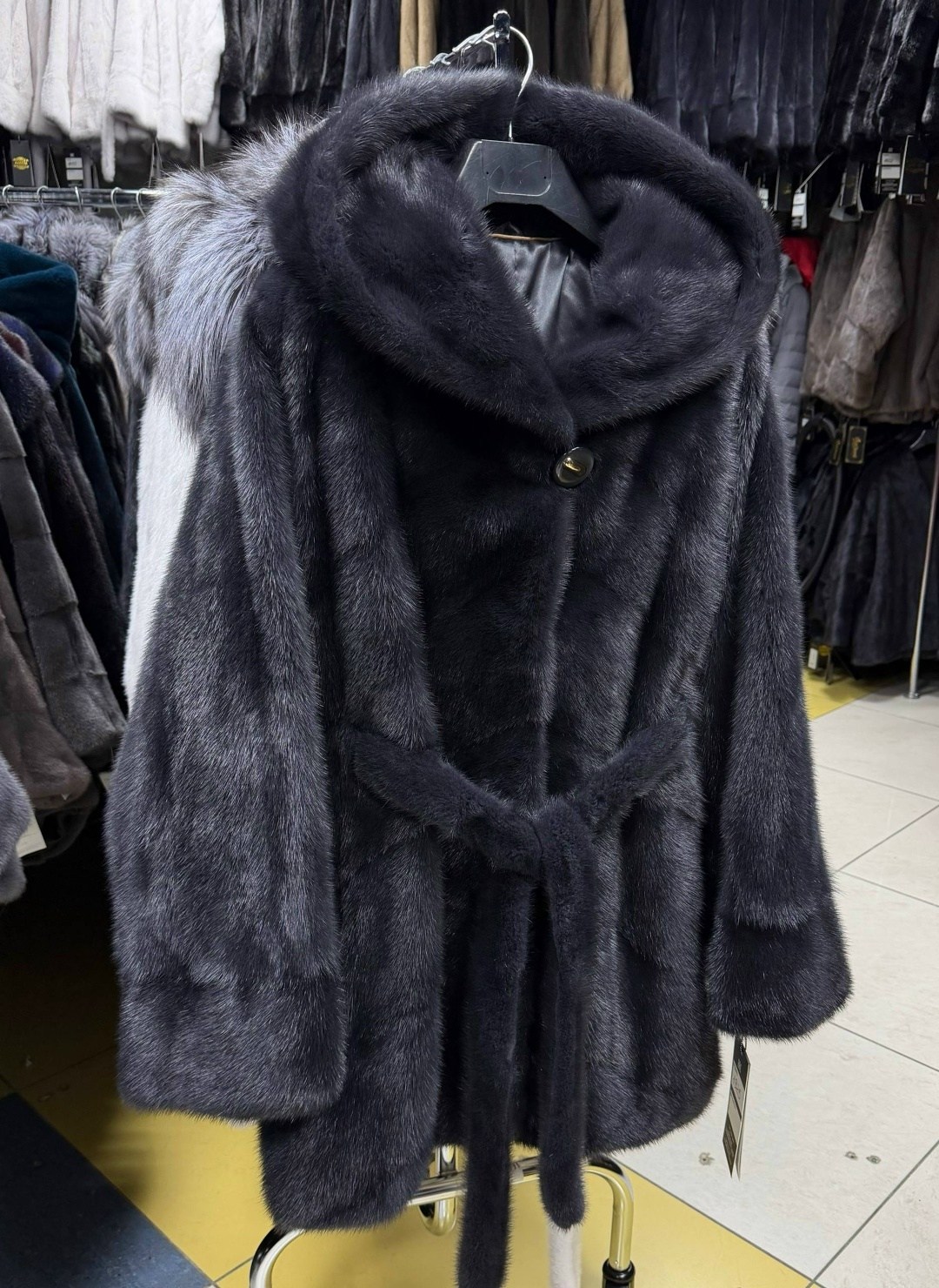 шуба норковая,шубка из меха европейской норки с капюшоном,шубка из меха европейской норки с капюшоном модель москвичка,норковая шуба с капюшоном,норковая графитовая шуба с капюшоном укороченная