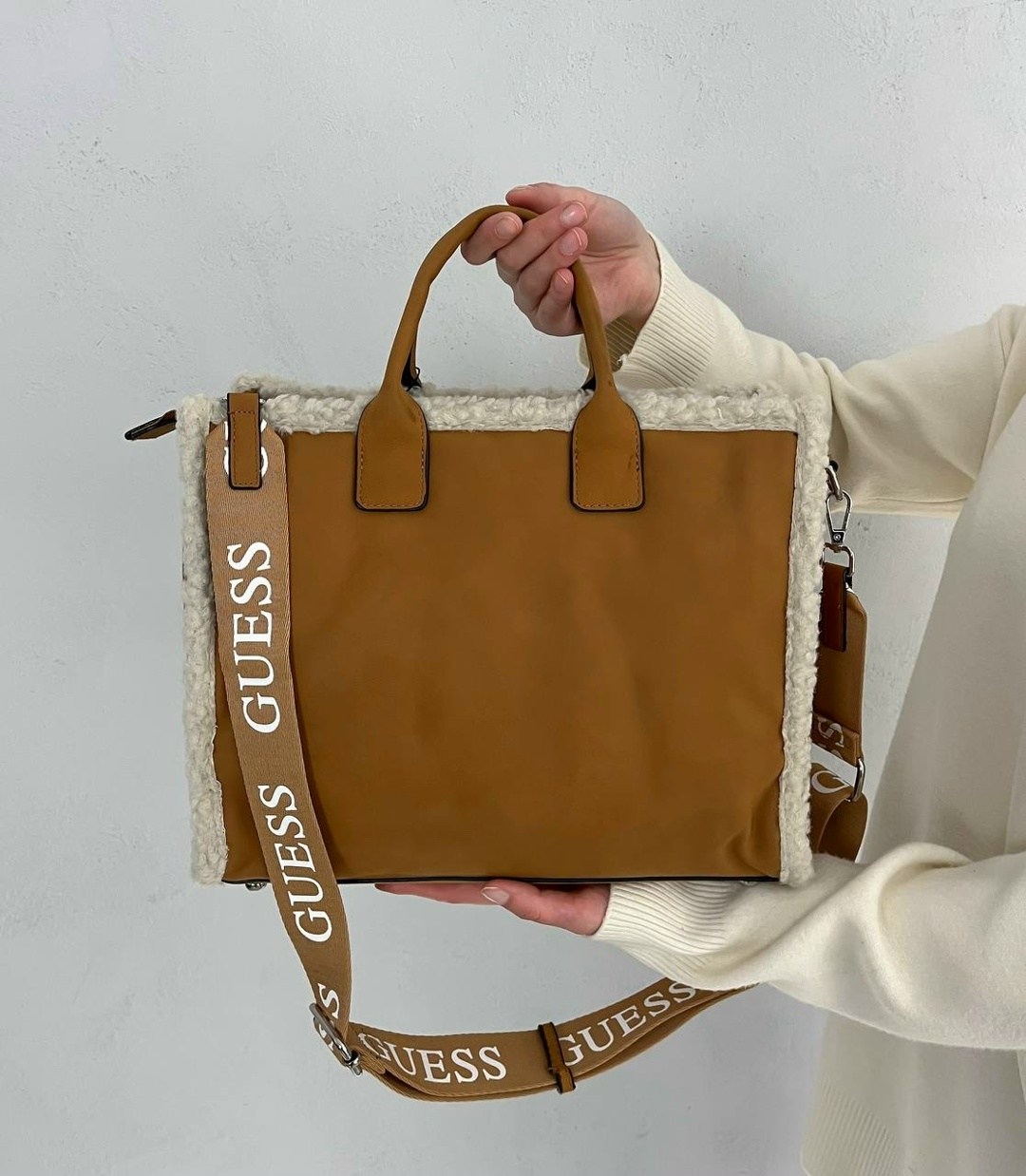 сумка женская guess,сумка guess,сумка-тоут guess silvana compartment светло-коричневая,сумка guess silvana mini,большая светло-коричневая сумочка silvana с овчиной guess