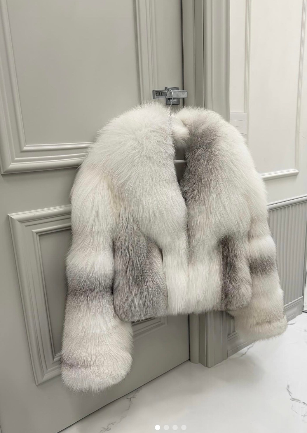 короткая шуба из белой лисы,женская шуба из натурального меха,шуба из лисы,модное женское пальто из лисьего меха,женская меховая куртка из натурального лисьего меха