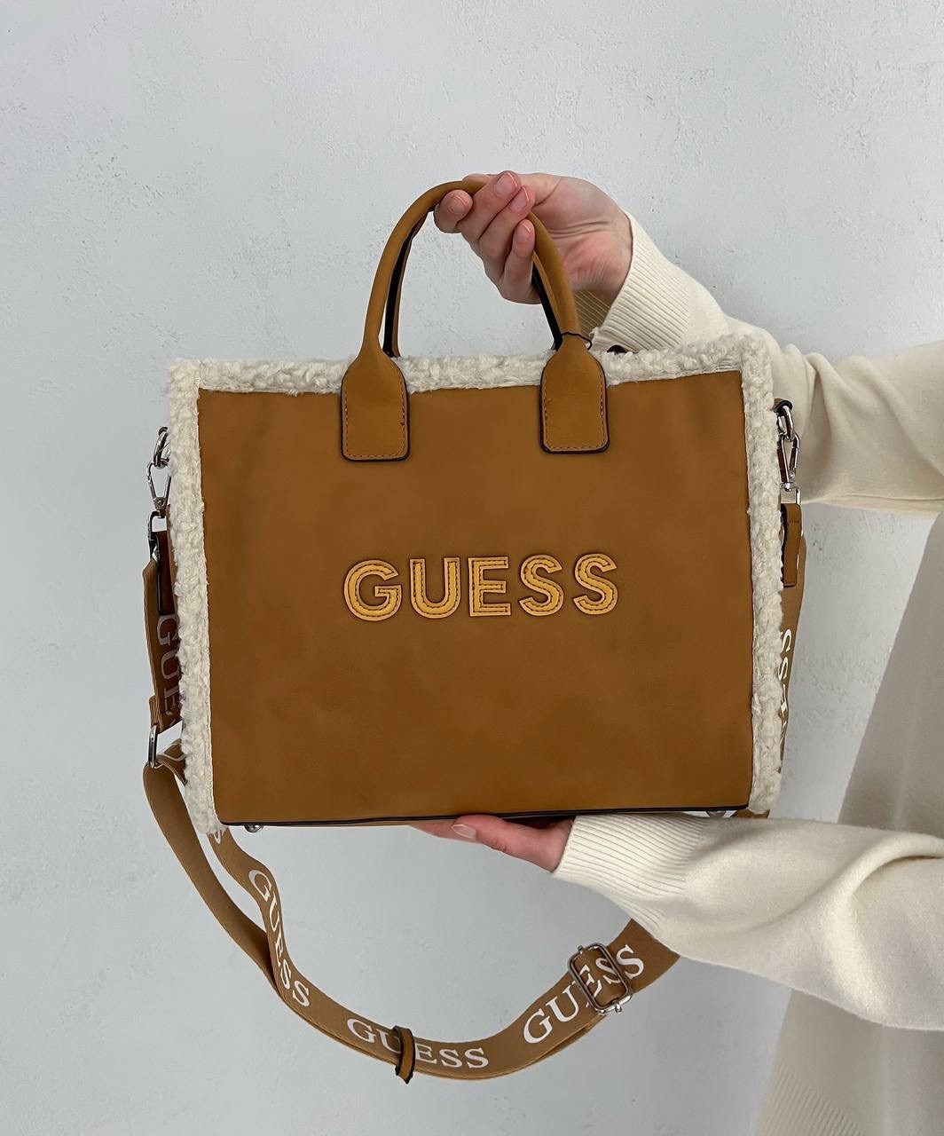 сумка женская guess,сумка guess,сумка-тоут guess silvana compartment светло-коричневая,сумка guess silvana mini,большая светло-коричневая сумочка silvana с овчиной guess