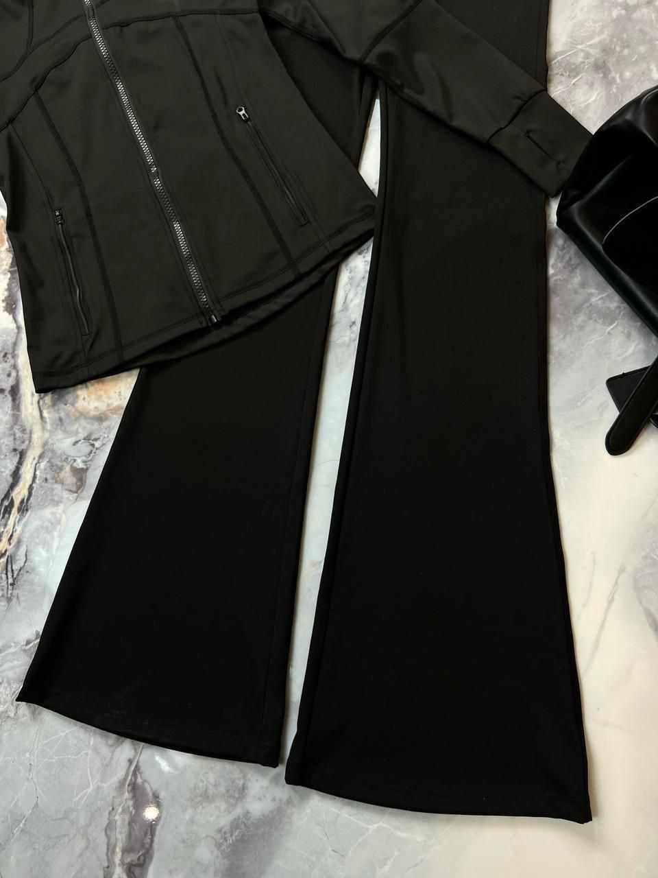 девушка тренер блондинка с спортивной фигурой,девушка блондинка в чёрной кофточке и спортивных обтягивающих леггинсах,девушка,девушка тренер блондинка с спортивной фигурой в ярко,девушка блондинка в б