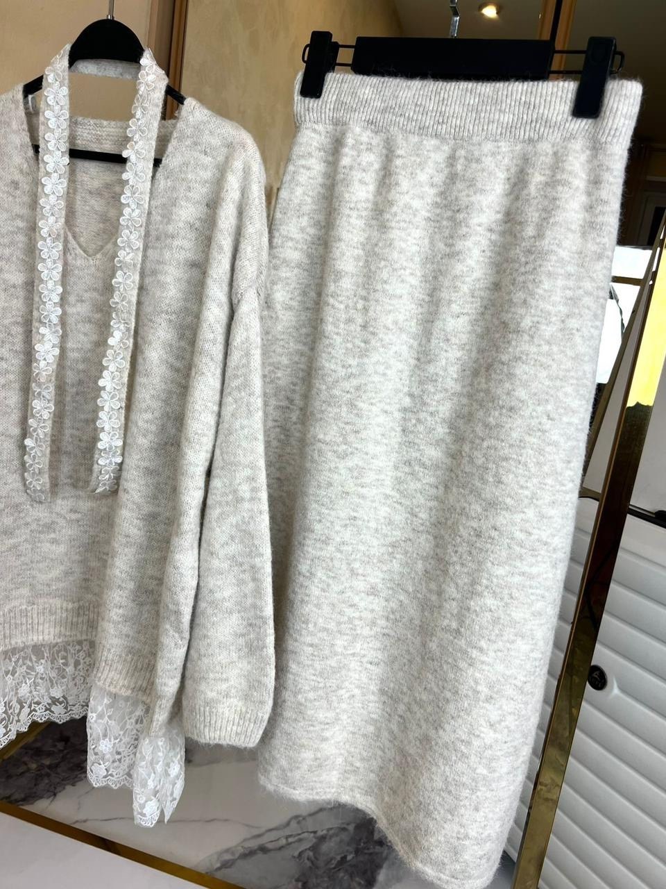 трикотажные костюмы,костюм с брюками,костюм брючный белый,вязаные костюмы,трикотажный брючный костюм белый