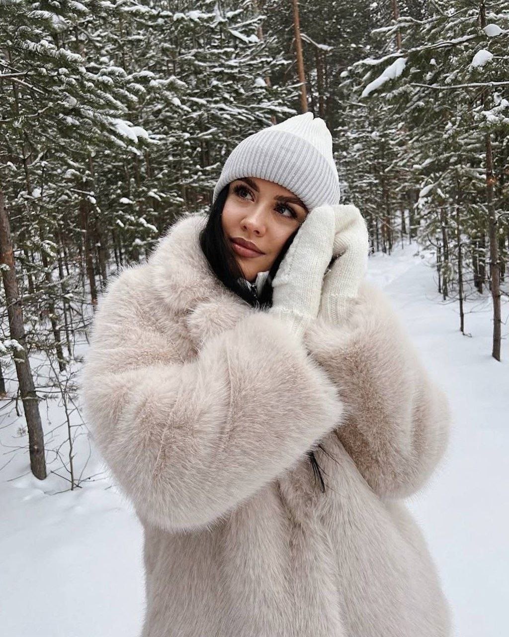 зимний стиль одежды,зимняя фотосессия,зимние наряды,шуба белая,шуба из эко меха