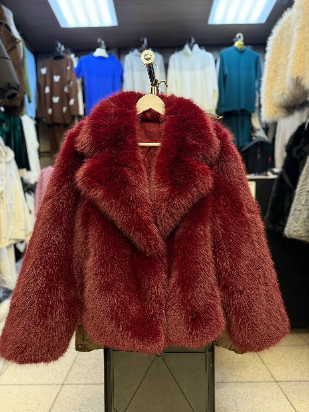 шуба искусственная короткая rvb store,шуба искусственная,женская шуба,бордовая шуба,шубка