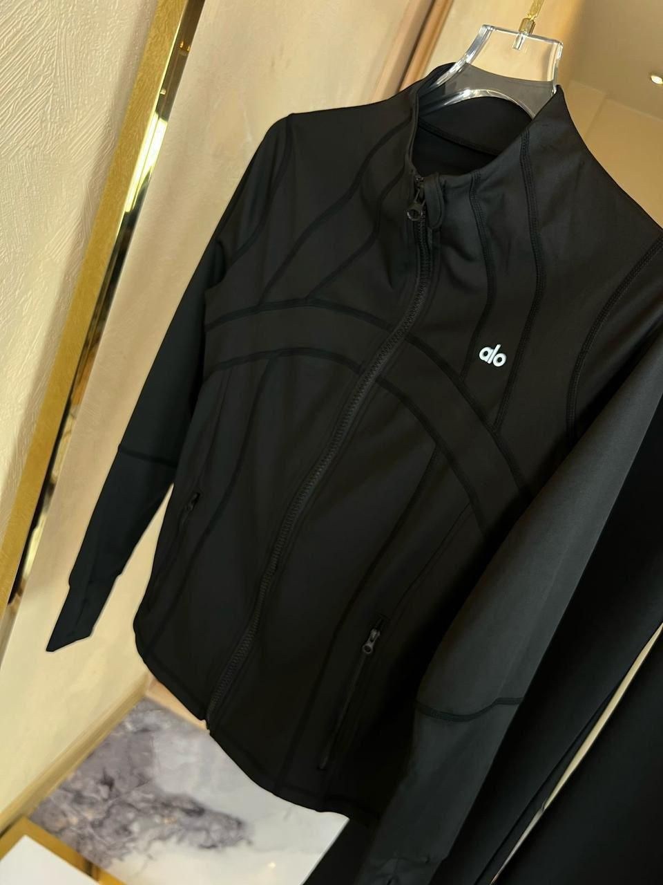 девушка тренер блондинка с спортивной фигурой,девушка блондинка в чёрной кофточке и спортивных обтягивающих леггинсах,девушка,девушка тренер блондинка с спортивной фигурой в ярко,девушка блондинка в б