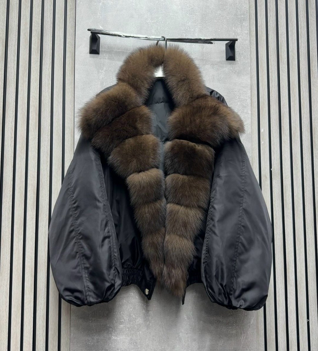 женская куртка-пуховик с натуральным лисьим мехом,куртка с мехом,пуховик с натуральным мехом,меховая куртка,пуховик женский с натуральным мехом