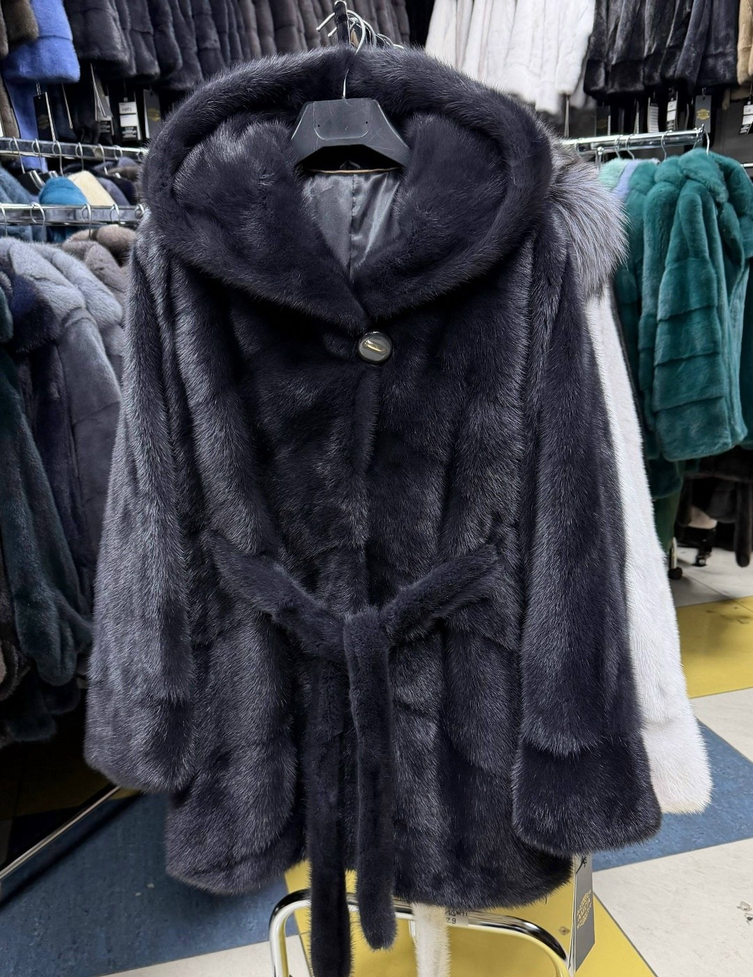 шуба норковая,шубка из меха европейской норки с капюшоном,шубка из меха европейской норки с капюшоном модель москвичка,норковая шуба с капюшоном,норковая графитовая шуба с капюшоном укороченная