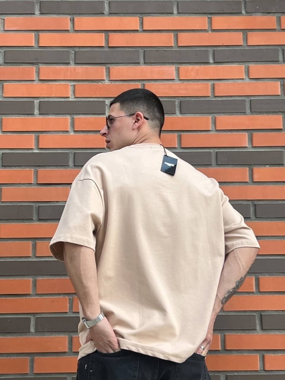 футболка мужская оверсайз,футболка оверсайз бежевая,футболка оверсайз,мужчина,бежевая футболка однотонная оверсайз