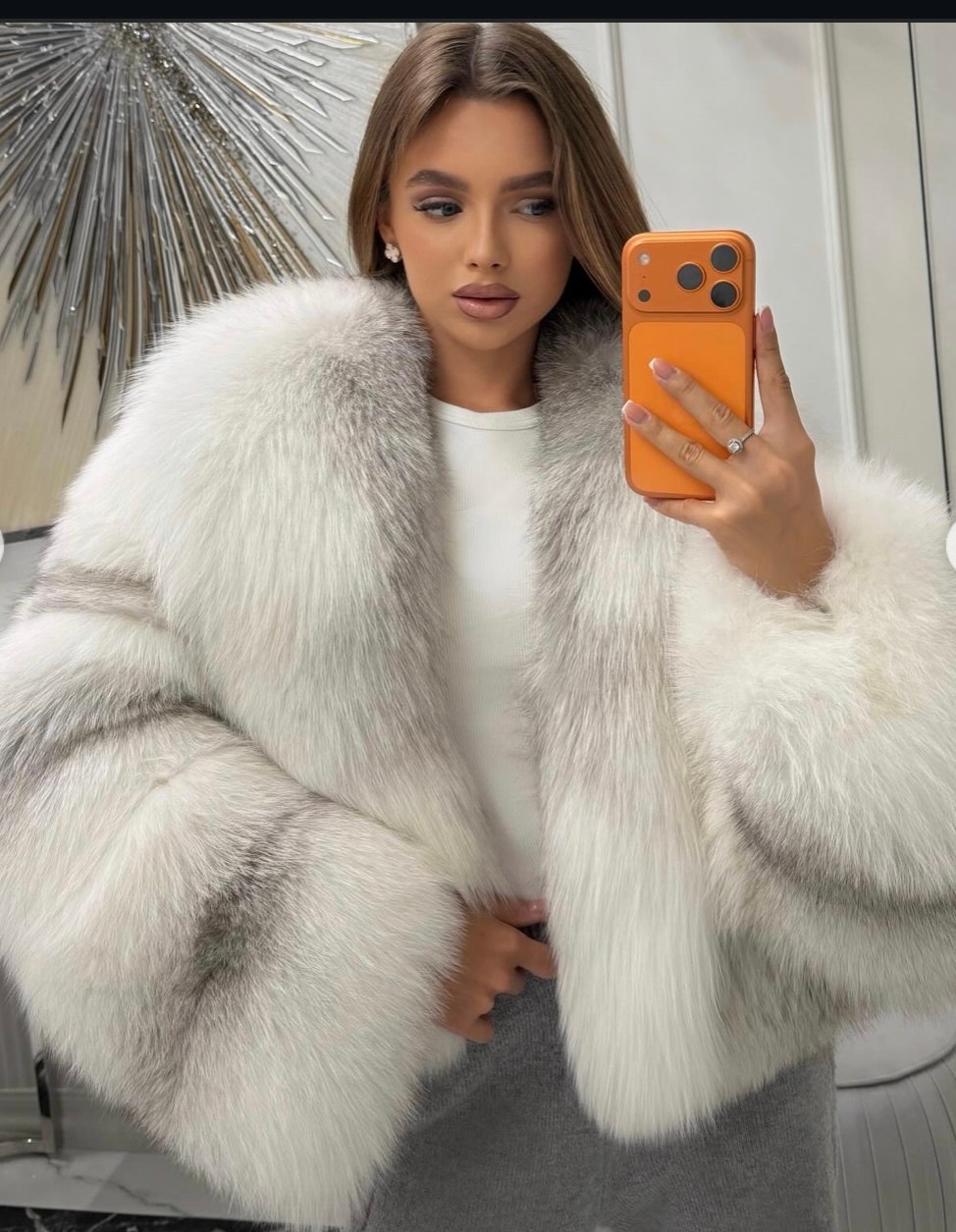 короткая шуба из белой лисы,женская шуба из натурального меха,шуба из лисы,модное женское пальто из лисьего меха,женская меховая куртка из натурального лисьего меха