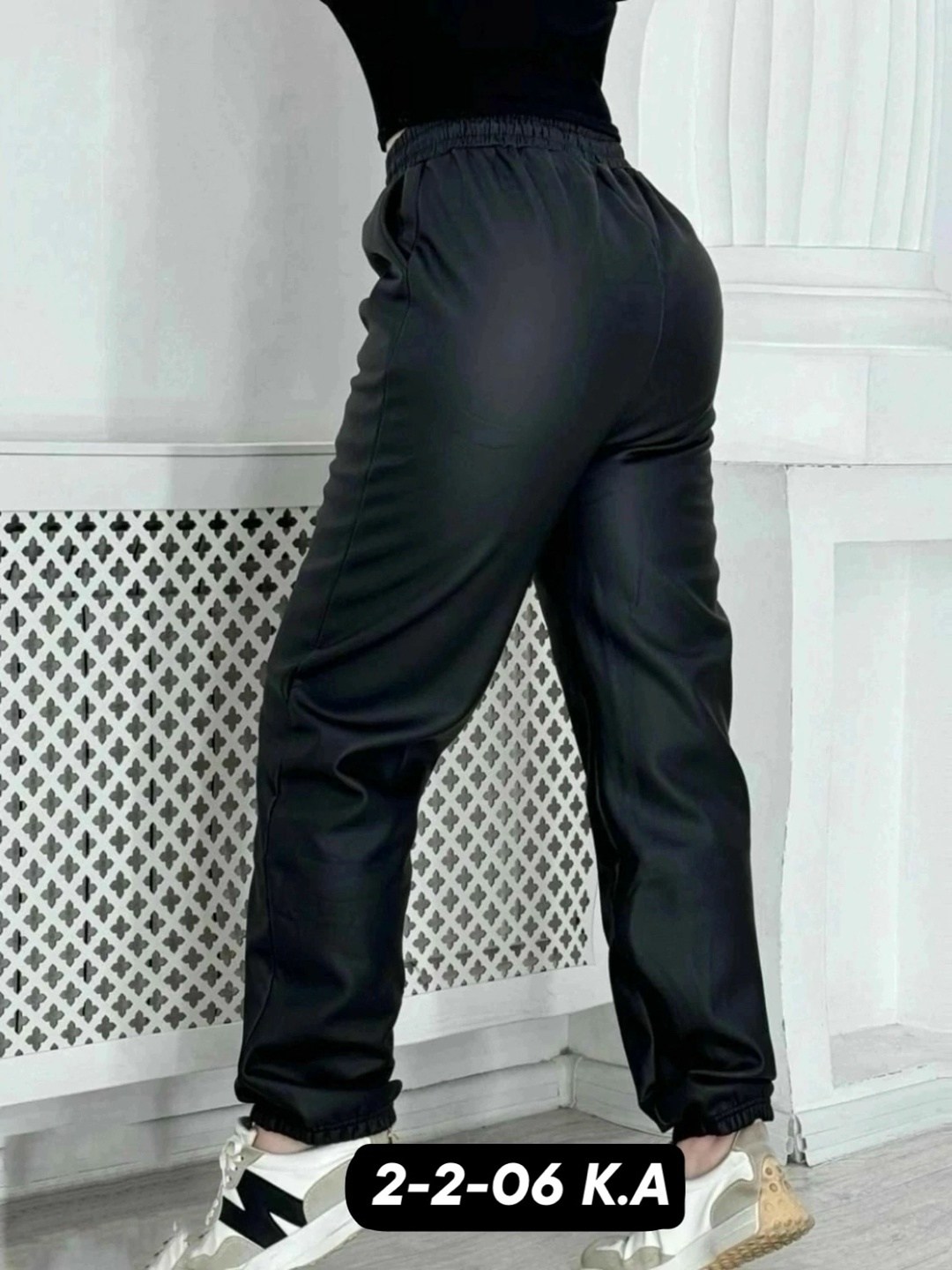 женские утепленные кожаные джоггеры,штаны из экокожи,женские кожаные брюки,брюки кожаные джоггеры утепленные,утепленные кожаные джоггеры