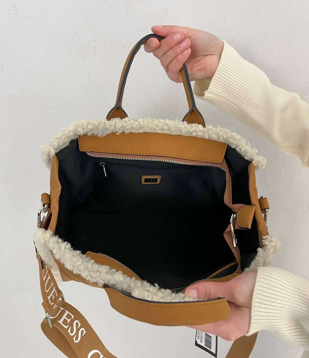 сумка женская guess,сумка guess,сумка-тоут guess silvana compartment светло-коричневая,сумка guess silvana mini,большая светло-коричневая сумочка silvana с овчиной guess