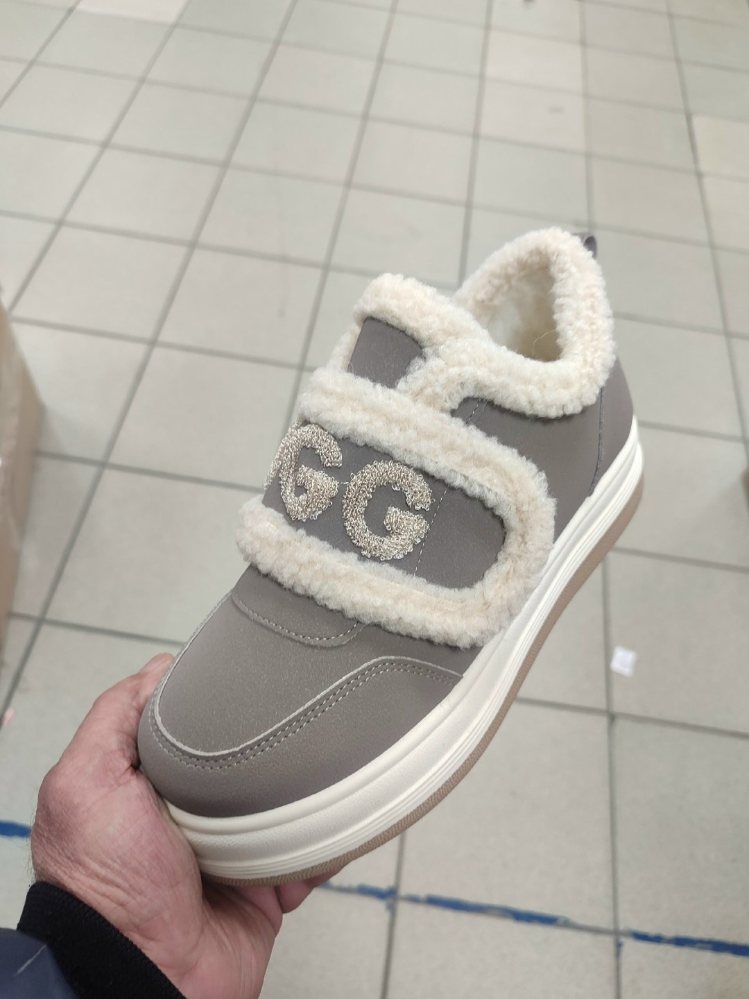 ,женские зимние кроссовки на меху,женские зимние кроссовки,кроссовки женские зимние меховые на шнурках черные угг ugg sofia alexs,зимние кроссовки