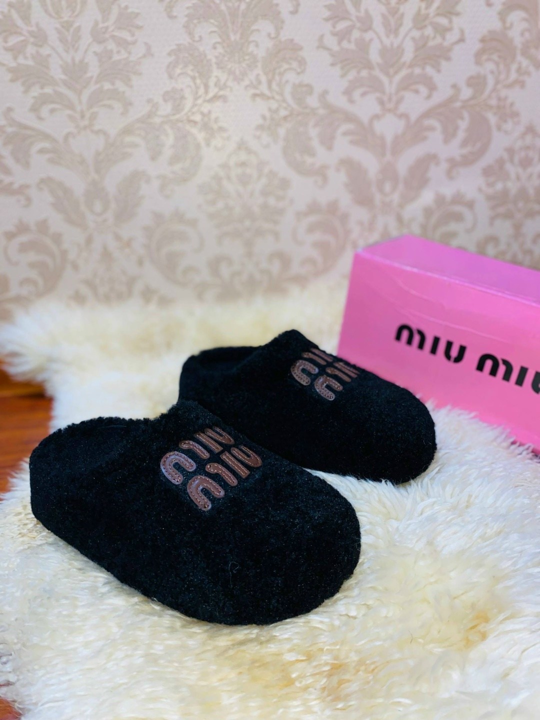 модные тапочки miu miu глубокий черный,тапочки miu miu,тапочки домашние женские,тапочки miu miu меховые черные,