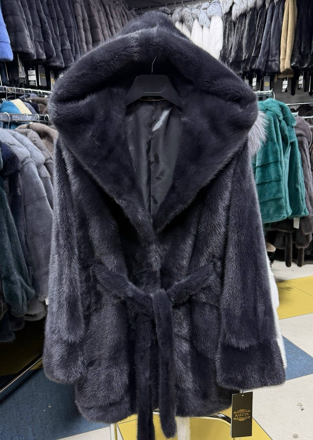 шуба норковая,шубка из меха европейской норки с капюшоном,шубка из меха европейской норки с капюшоном модель москвичка,норковая шуба с капюшоном,норковая графитовая шуба с капюшоном укороченная