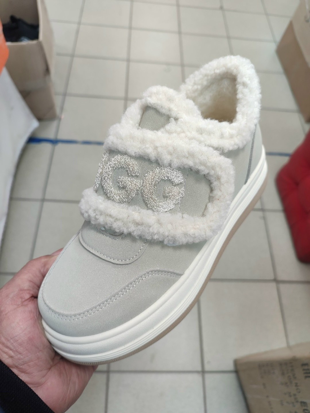 ,женские зимние кроссовки на меху,женские зимние кроссовки,кроссовки женские зимние меховые на шнурках черные угг ugg sofia alexs,зимние кроссовки