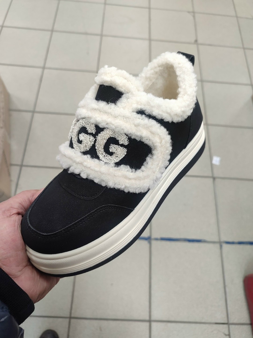 ,женские зимние кроссовки на меху,женские зимние кроссовки,кроссовки женские зимние меховые на шнурках черные угг ugg sofia alexs,зимние кроссовки